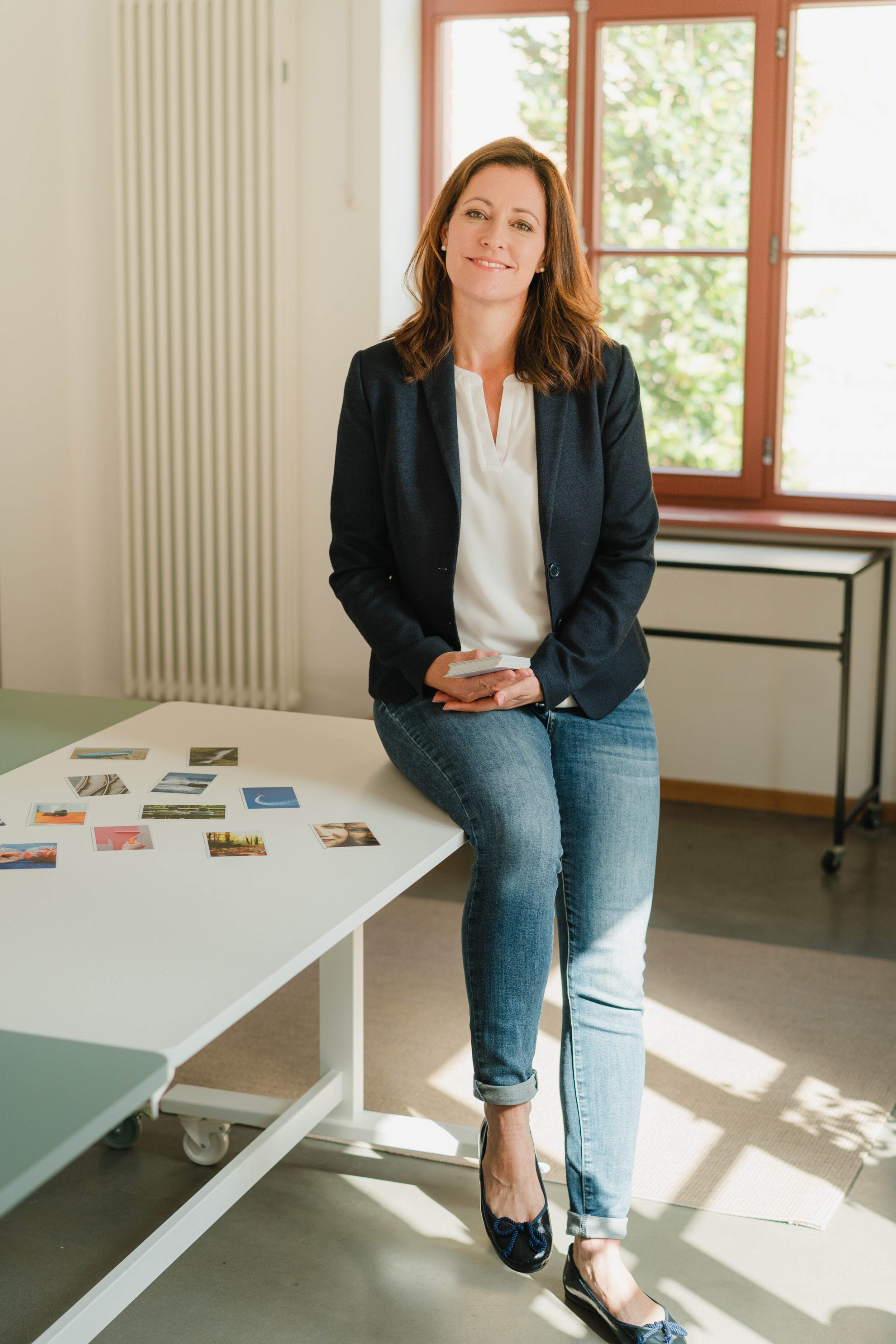 Sabine machowksi steht am Tisch Psychologin Coaching 