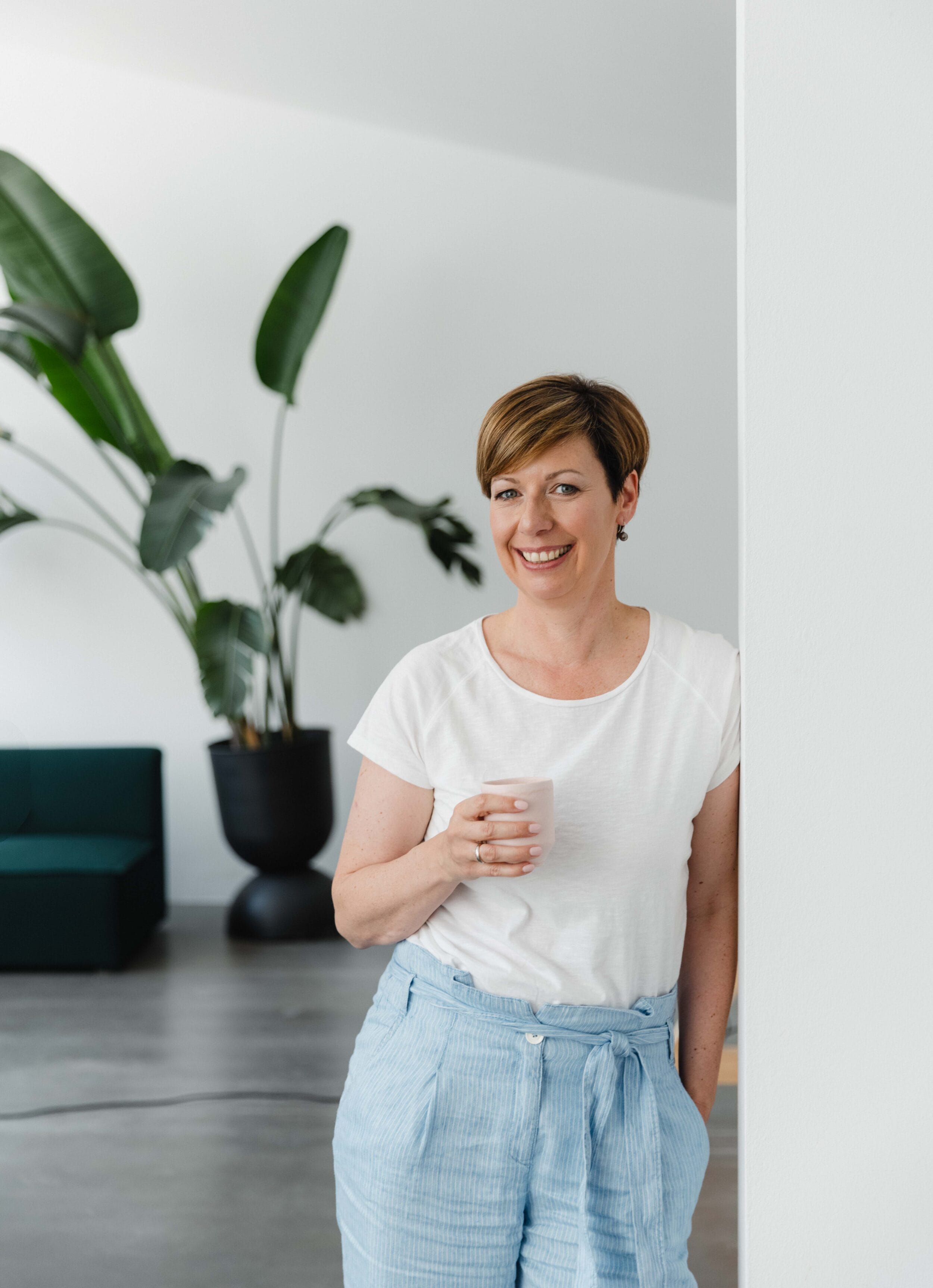 Nadine mit Kaffeetasse